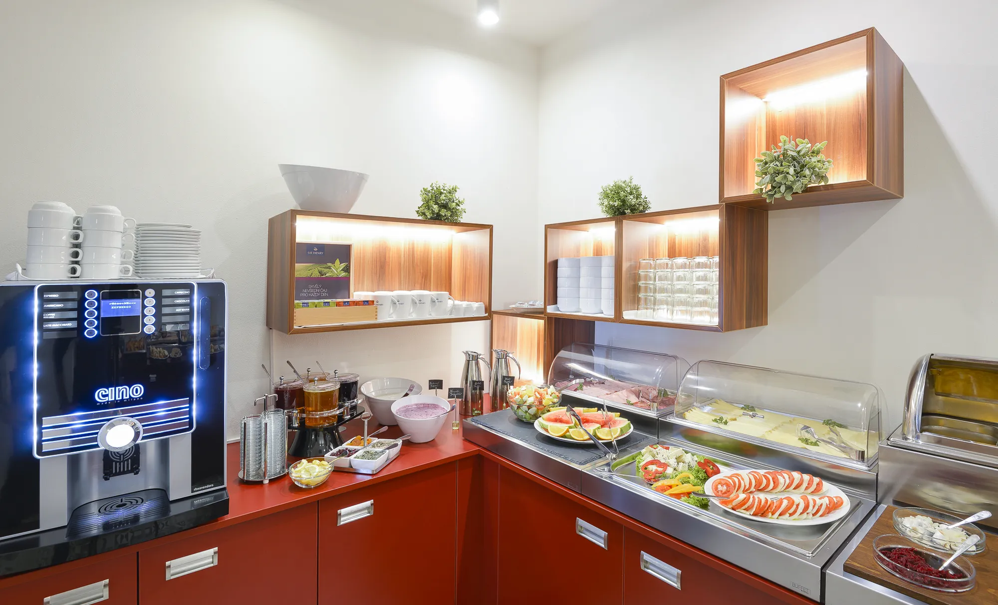 Výběr jídel na snídaňovém bufetu v Hotel Garden Court