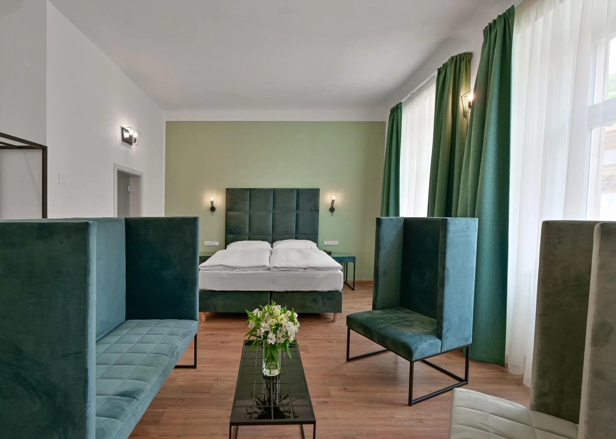 Comfort double room with street view interior