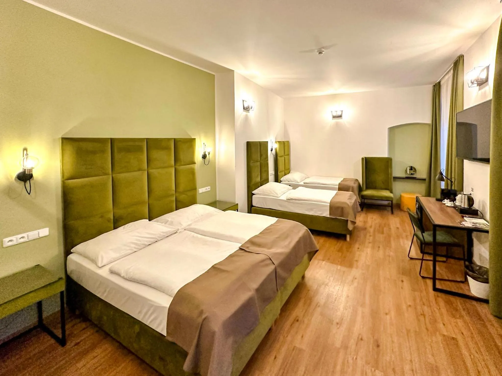 Quadruple room at Hotel Garden Court