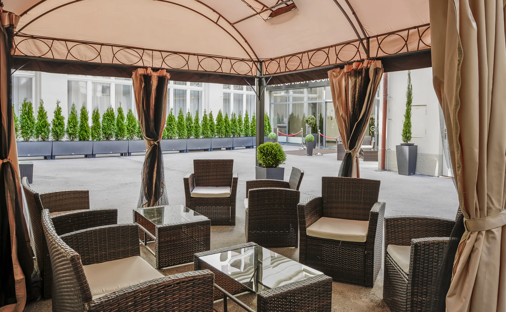 Společná zóna Hotel Garden Court u recepce