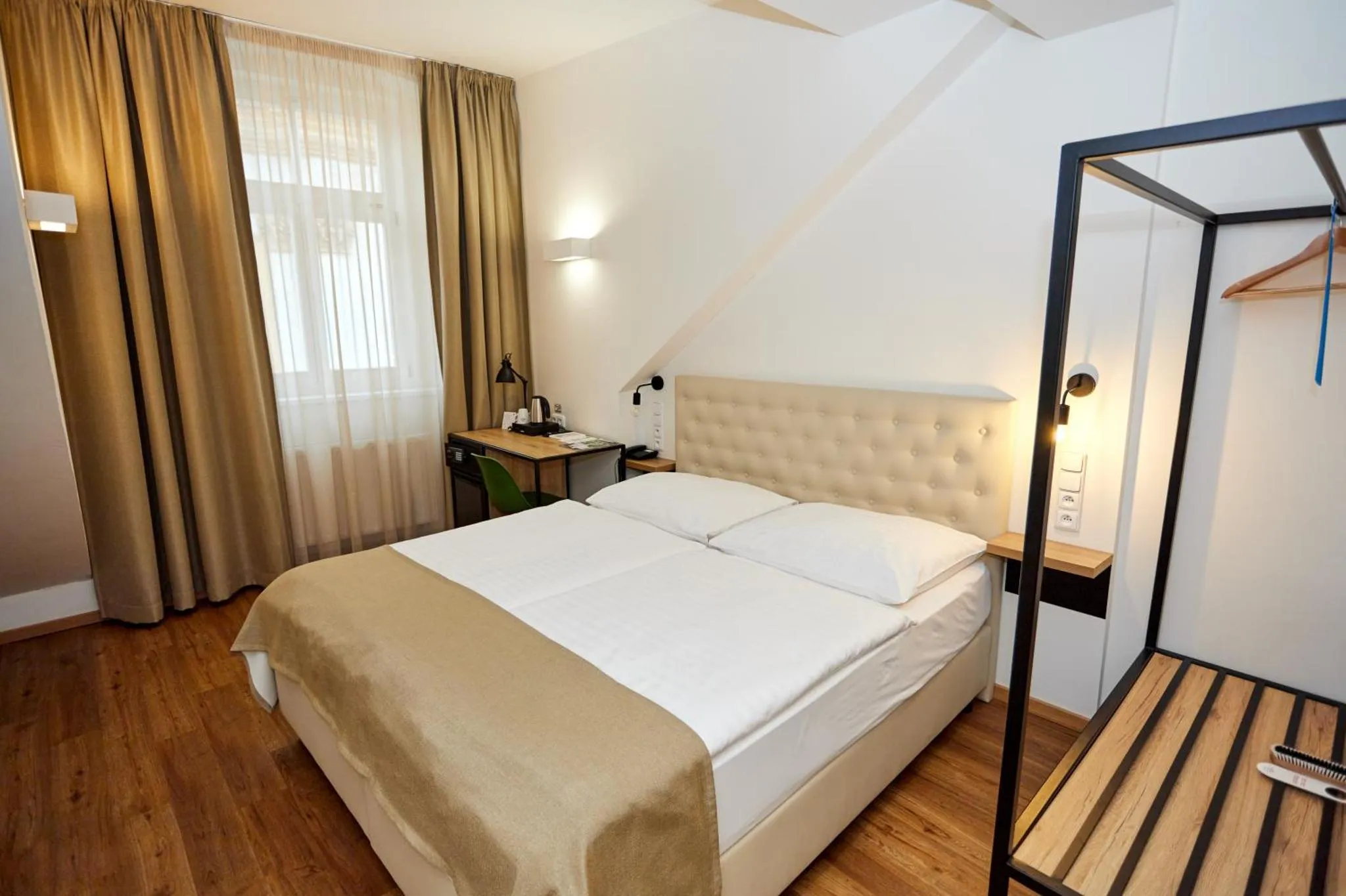 Small double room interior at Hotel Garden Court