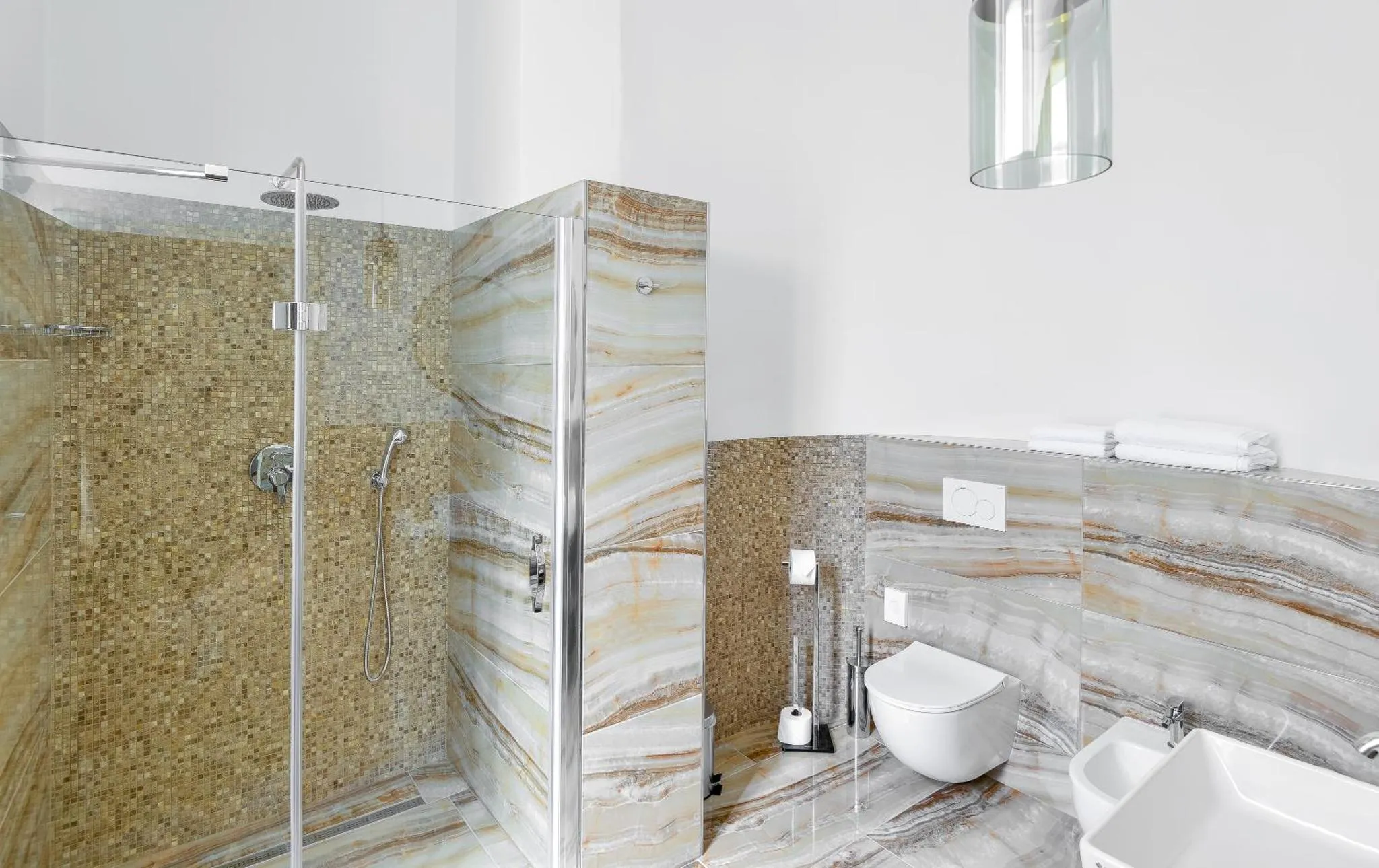 Superior & Deluxe Rooms gallery image 6