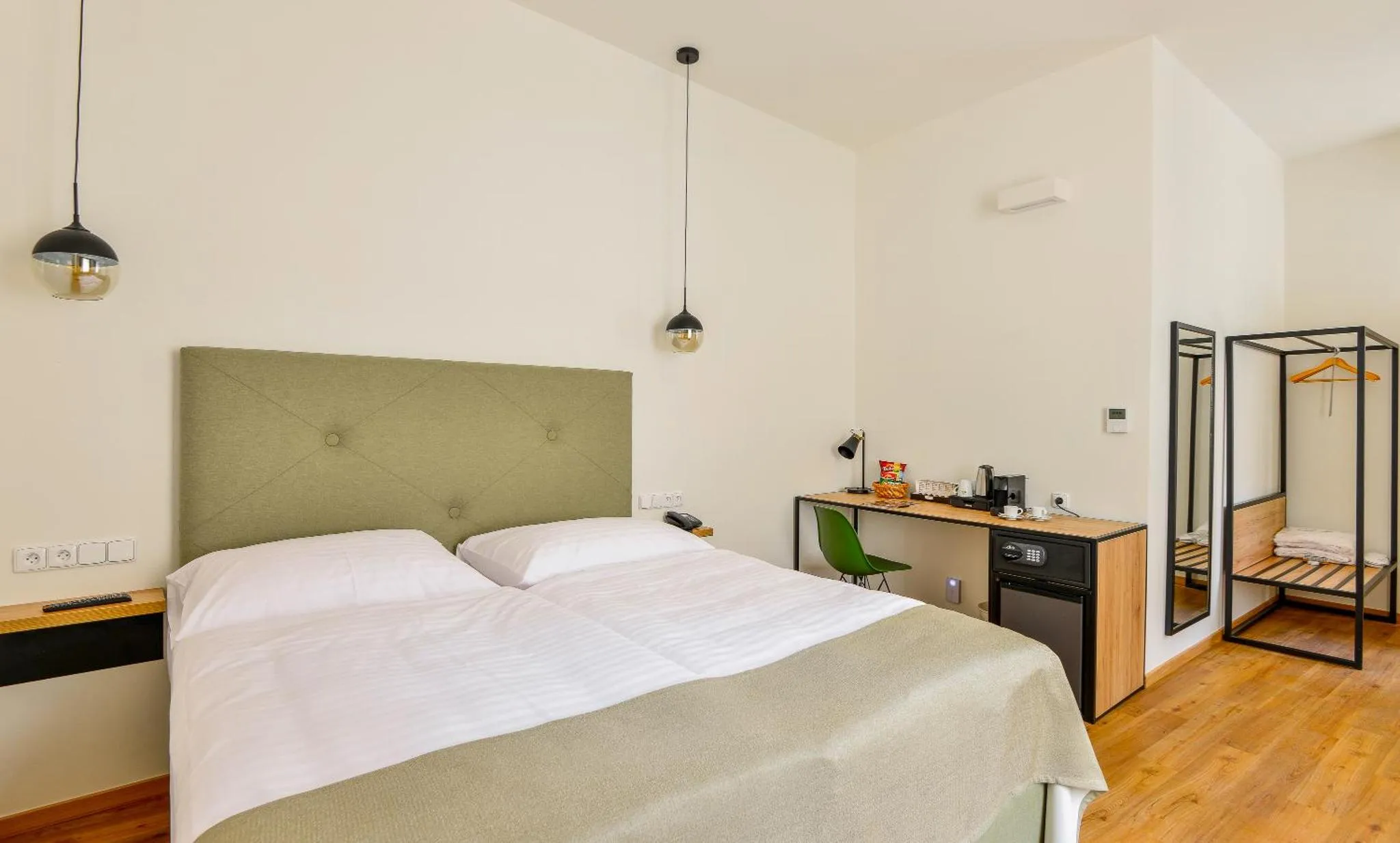 Superior & Deluxe Rooms gallery image 7